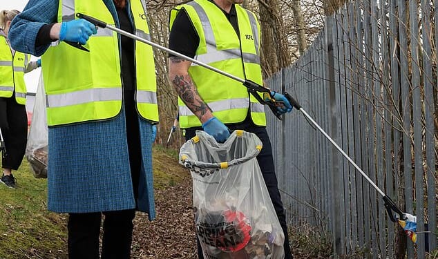 Angela Rayner, joins Rob Swain, General Manager at KFC UK&Ireland, in Manchester yesterday to take part in the Great British Spring Clean