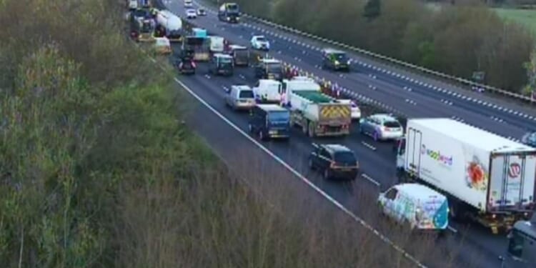 M25 chaos as motorway closed after three lorries crash with delays expected for the next 3 hours