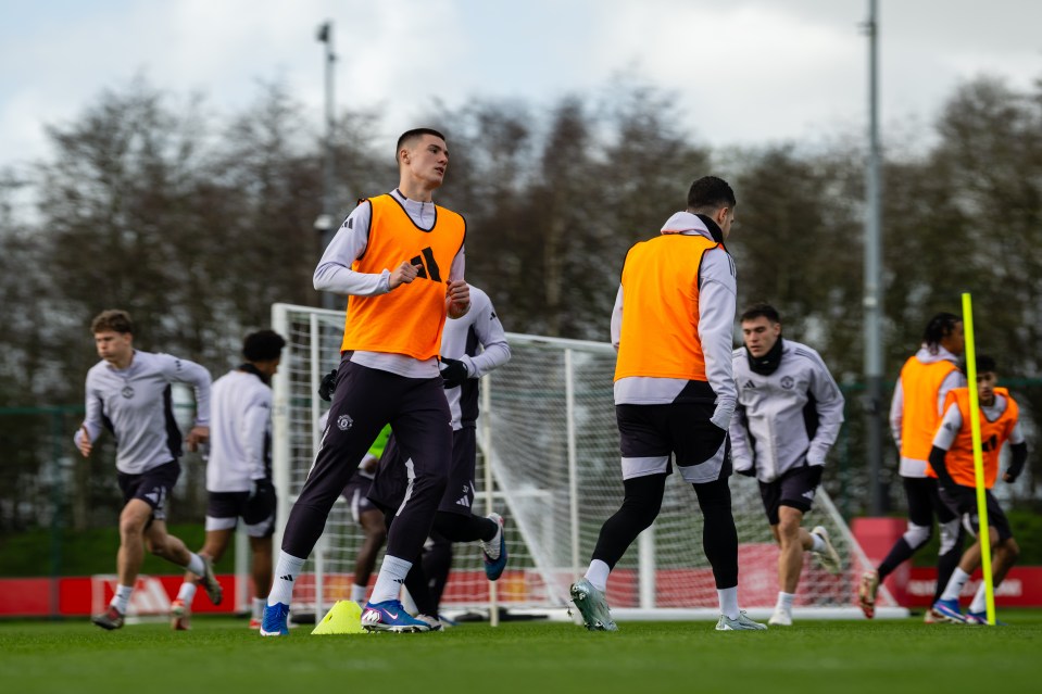 Benjamin Sesko in an orange vest participating in a Manchester United training session.