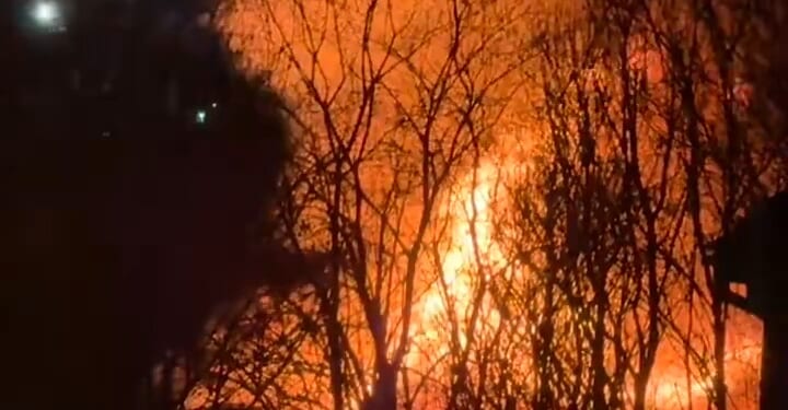 Massive fire rips through industrial estate site as residents urged to 'keep all doors and windows closed'