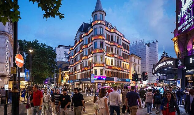 Banner Holdings Limited had put forward plans to install five LED panels along 39 Charing Cross Road, which would be continuous illuminated bands displaying static adverts