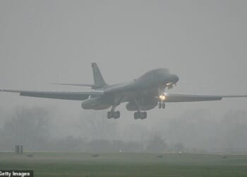 A US Airforce Rockwell B-1 Lancer bomber lands at RAF Fairford March 07