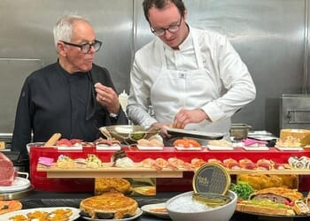 A relatively unknown British chef has revealed his Oscars afterparty menu which draws a line of 400 A-listers to his stall (pictured right Elliott Grover with renowned chef Wolfgang Puck)