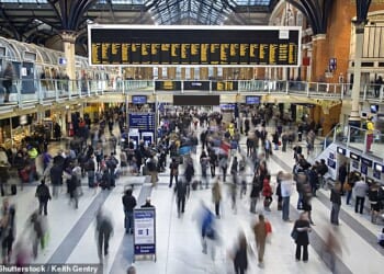 Liverpool Street Station is in the heart of London ¿s financial district, where office workers hurry to meetings, passers-by grab coffees and e-bicycles weave their way through traffic