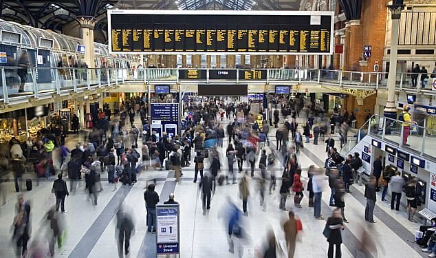 Liverpool Street Station is in the heart of London ¿s financial district, where office workers hurry to meetings, passers-by grab coffees and e-bicycles weave their way through traffic