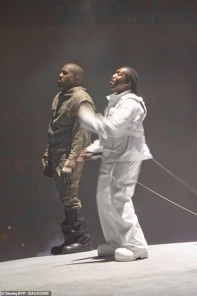 Don Toliver also guest performed with Ye, with the pair singing 'Moon' as well as Don's hit 'E45'