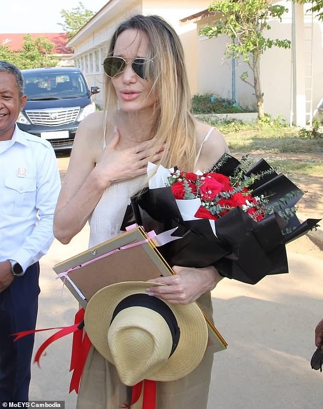 Jolie received a warm welcome from the facility, where staff presented her with a bouquet of flowers