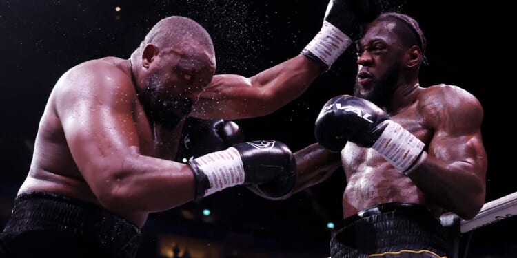 Deontay Wilder's bizarre 3-word message to Derek Chisora just before throwing huge right hand in eighth round of fight