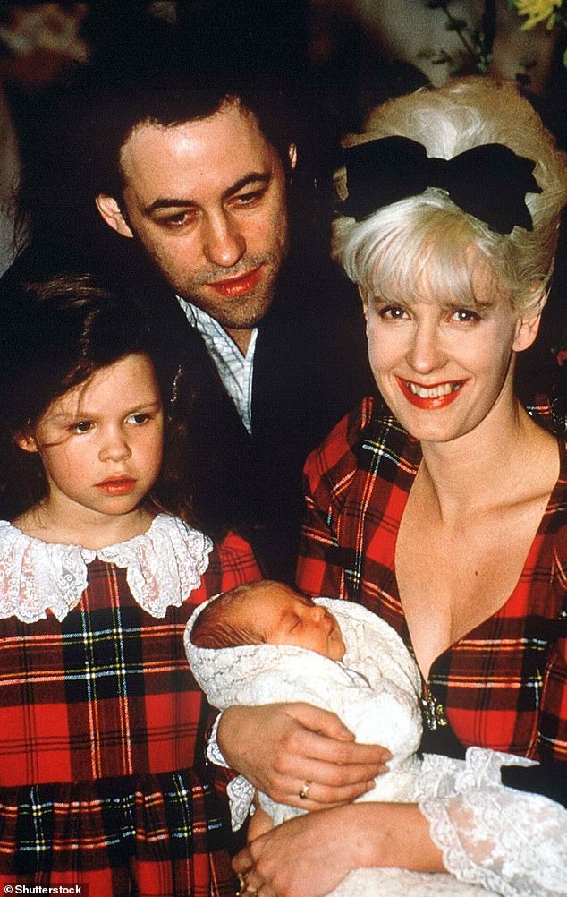 Fifi (L) pictured with father Bob, late mum Paula and late sister Peaches in 1989