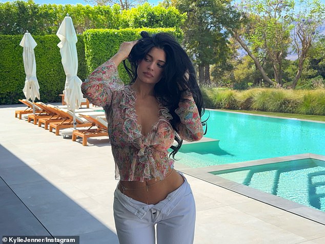 The youngest sister of the famous family also shared a series of sultry, poolside photos to show off her casual-chic outfit and her hourglass figure
