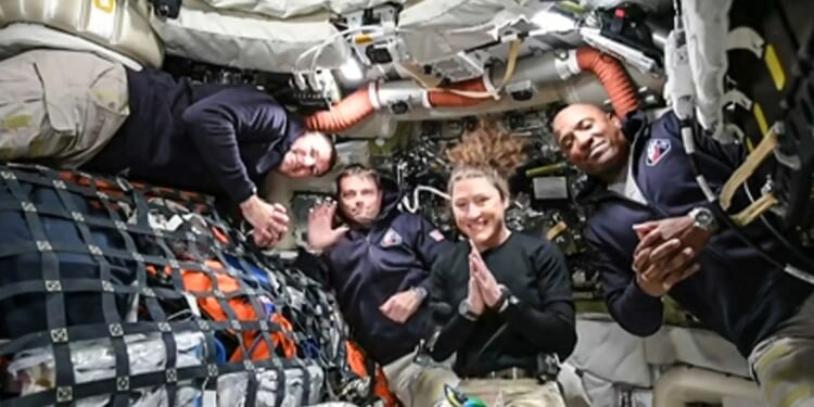 Artemis astronauts go dark as they pass behind the Moon