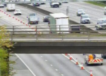 M25 closed after 250 litres of oil spills onto motorway as road shut for 'several hours' with 'significant delays'