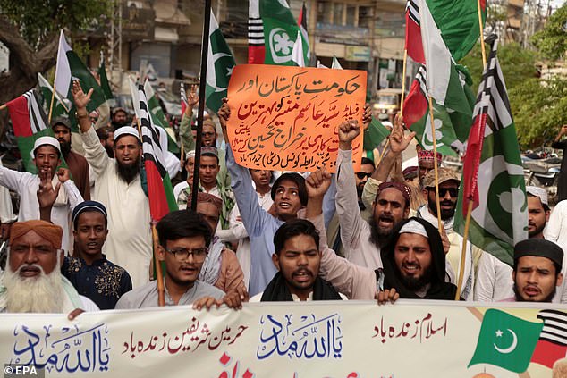 Supporters of Islamic group Sunni Rabta Council rally in support of the ceasefire between Iran and the United States