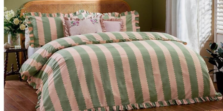 ‘Gorgeous’ and ‘soft’ spring bedding set slashed from £47 to £18.99 adds a pop of colour to the bedroom