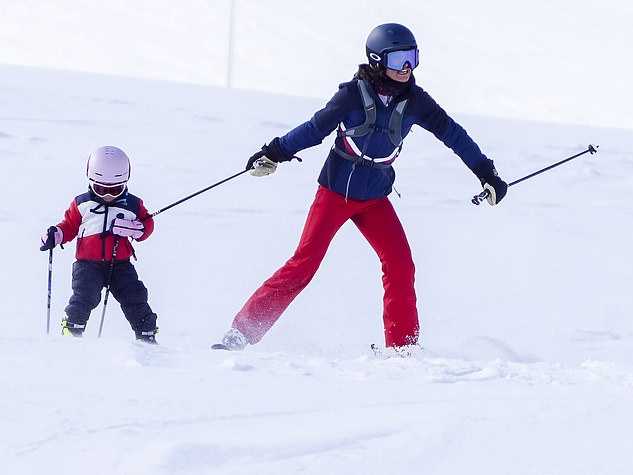 Pippa skied along slowly between her girls while guiding them with her ski poles