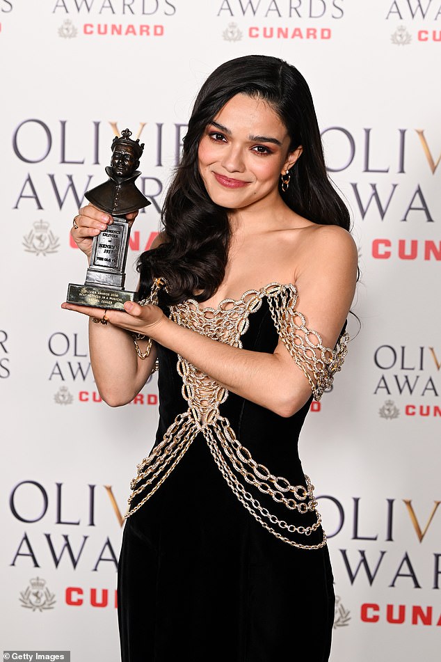 Rachel Zegler, who plated Eva Perón in Evita at London's Palladium, returned to the Olivier stage to pick up her trophy after performing Don't Cry For Me Argentina
