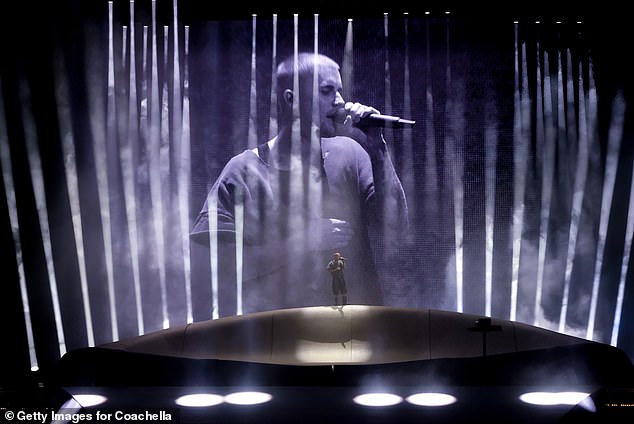 He closed the show with one of his newest singles, Daisies