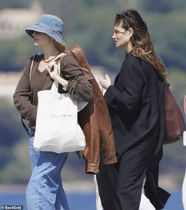 The actresses were spotted chatting away as they arrived by boat and walked along the beach to the restaurant