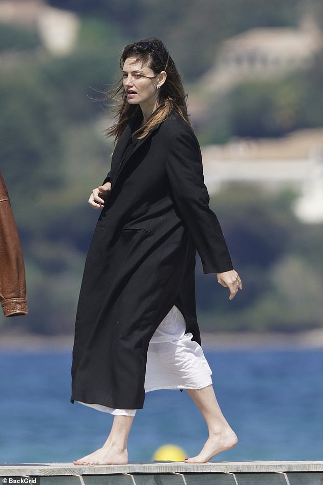 Phoebe pushed her dark tresses back with a pair of sunglasses on top of her head