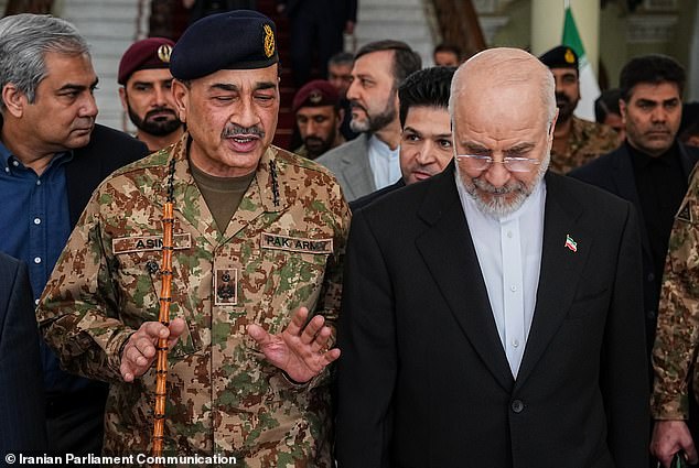 Pakistan´s army chief, Gen. Asim Munir (left), was in Iran's capital of Tehran on Thursday to secure a second-round of negotiations. He is pictured with the speaker of Iran's Parliament Mohammad Bagher Ghalibaf (right)