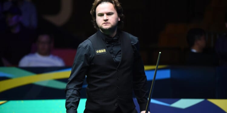 English outsider practicing daily on Ronnie O'Sullivan's old table in preparation for World Snooker Championship