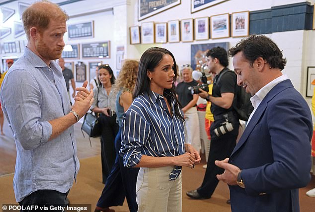 The couple speak with Elon Zizerb (R), a Bondi beach terror attack survivor