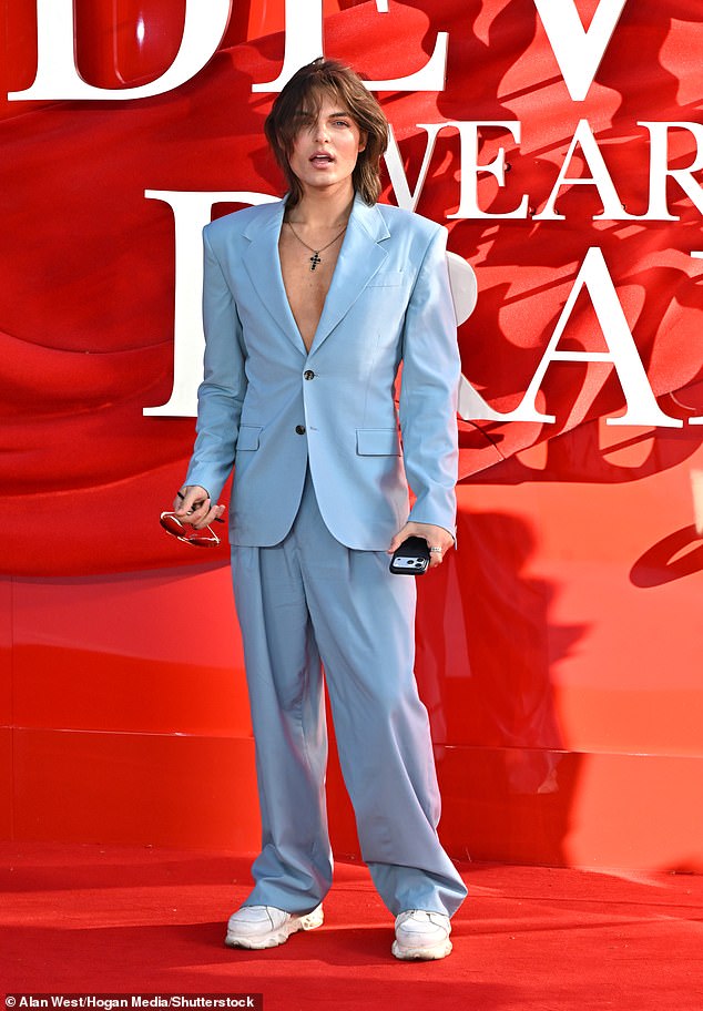Damian Hurley wore a light blue suit