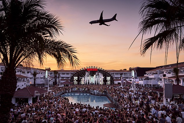 Ushuaïa Ibiza is another of the venues hosting the expo, combining art and music this summer
