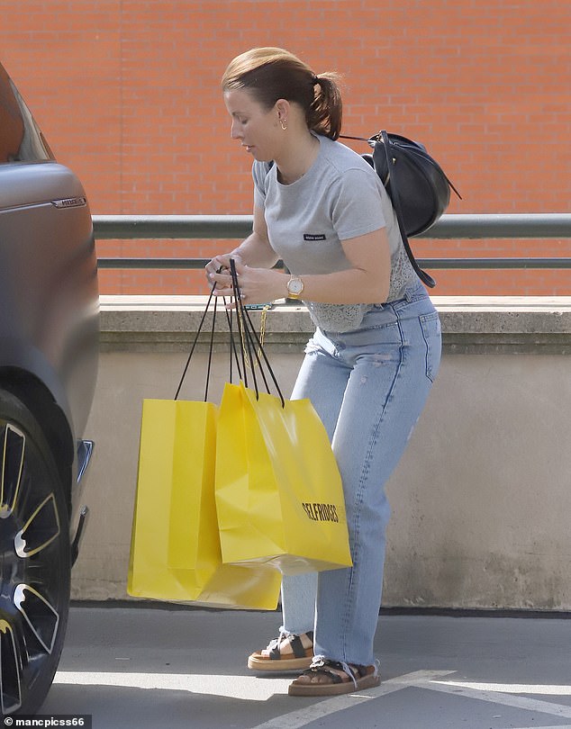 She completed her relaxed look with a pair of black-and-gold sandals and carried her belongings in a black handbag