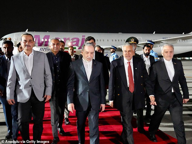 Iranian Foreign Minister Abbas Araghchi (center) arrived in Islamabad on Friday and held a series of meetings with Pakistani Army Chief Field Marshal Asim Munir and Prime Minister Shehbaz Sharif on Saturday. He did not meet with US officials after Trump scrapped the meeting