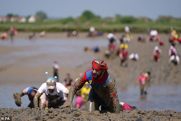 The dirty dash dates back to 1973, growing out of a bed made at the local pub Queen's Head, when a regular was challenged to serve a meal on the riverbank dressed in a dinner jacket