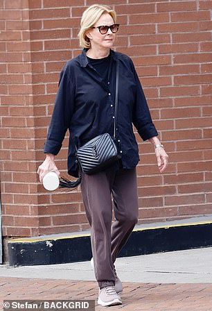 She additionally opted for a pair of dark brown sweatpants and comfy sneakers for the daytime excursion