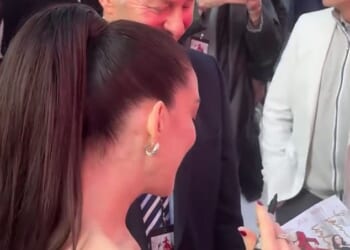 Anne Hathaway was gifted with a copy of the Qur'an at the Devil Wears Prada 2 premiere, after earning praise for using the word Inshallah during an interview