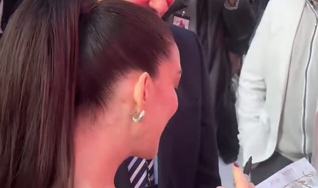 Anne Hathaway was gifted with a copy of the Qur'an at the Devil Wears Prada 2 premiere, after earning praise for using the word Inshallah during an interview