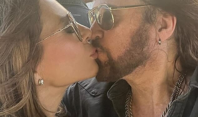 Elizabeth Hurley and Billy Ray Cyrus shared a passionate kiss as the actress supported the singer at country music festival Stagecoach