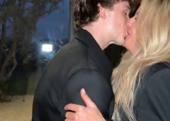 Ellie Goulding shared a passionate kiss with boyfriend Beau Minniear as the couple recreated a viral TikTok trend after giving birth to their first child together last month