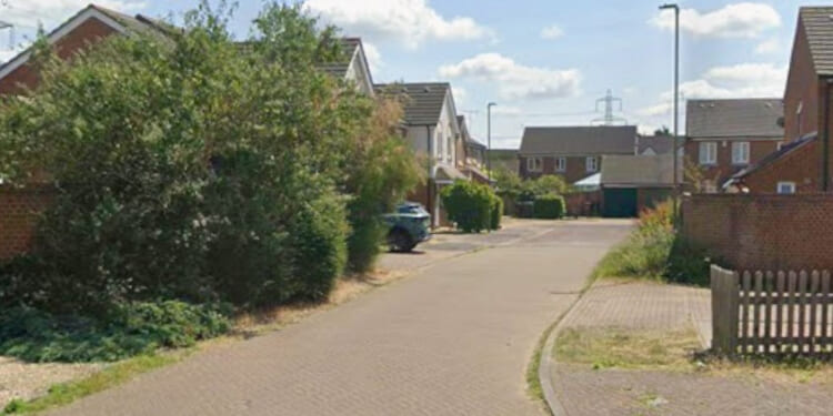 Hunt for sicko who 'exposed himself' to mum & young child from bushes before doing same thing hours later to lone woman