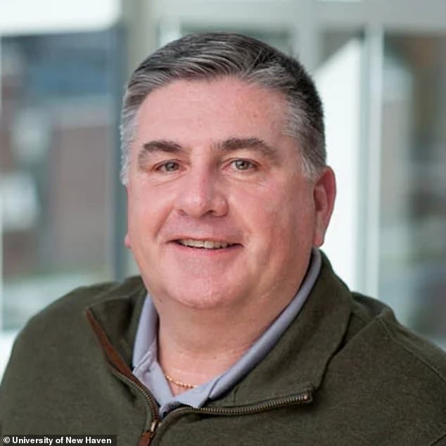 Retired Secret Service agent Bobby McDonald praised the agents who took down the gunman