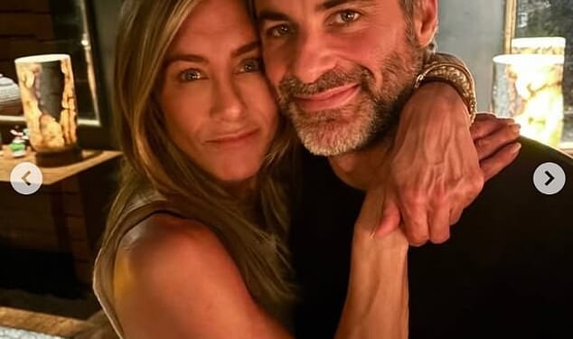 Jennifer Aniston and her boyfriend Jim Curtis continued to prove they are going the distance with a cute new selfie