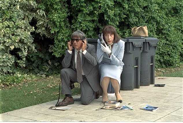 In 2007, set videos were leaked that revealed two blow-out fights Russell had with actress Lily Tomlin; she's pictured in I Heart Huckabees with Dustin Hoffman