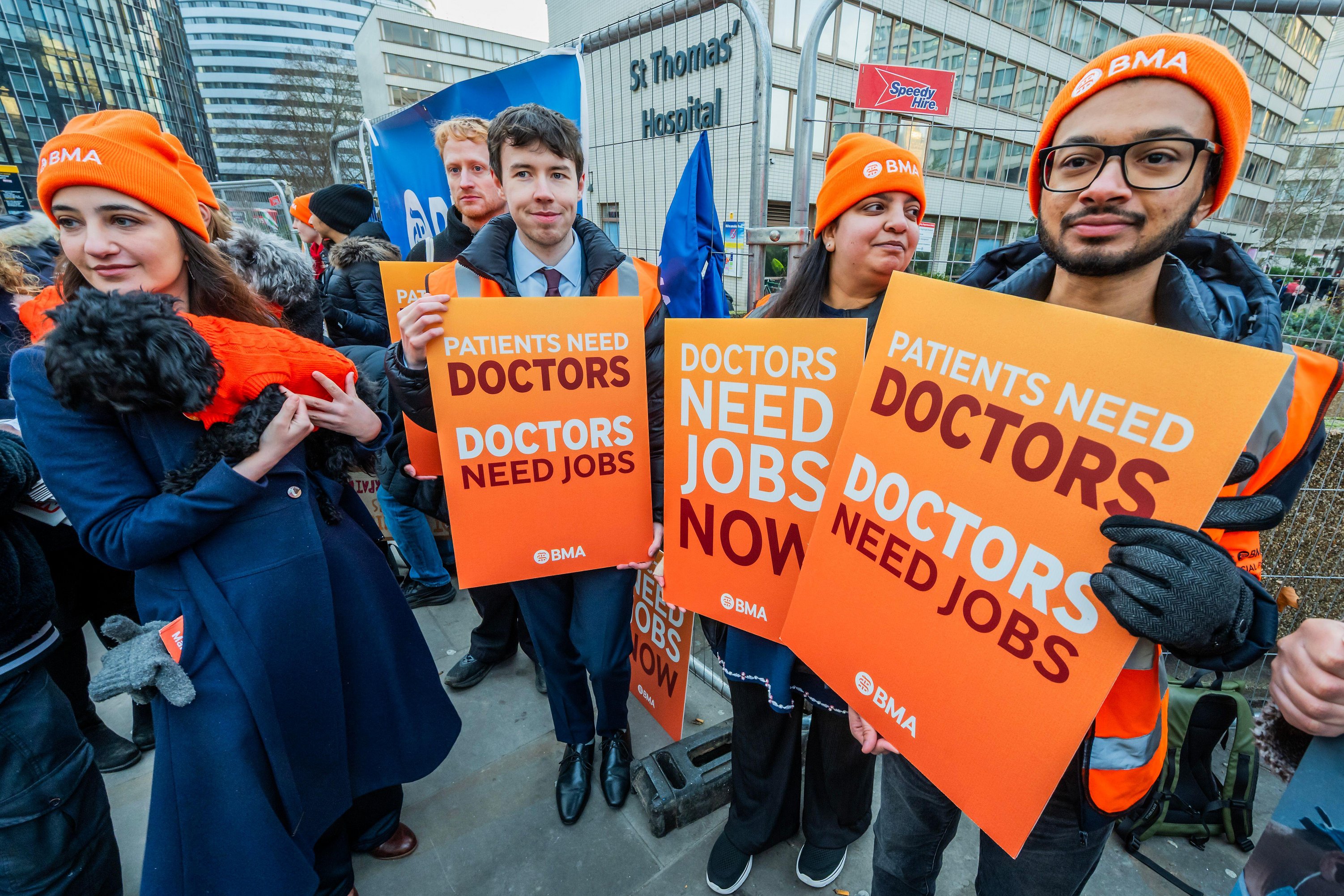 London, UK. 17th Dec, 2025. Resident doctors in England strike picket Line at St Thomas' Hospital, London. They are going ahead with a second round of industrial action after failed talks with Health Secretary Wes Streeting. The BMA is calling for a