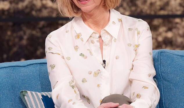 Friends star Lisa Kudrow has accused the show's predominantly male writing team of openly discussing their sexual fantasies about her co-stars while working late into the night
