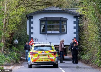 Plans by travellers to move into a desirable Kent village were stalled when a large three-bedroom static home loaded onto a lorry became wedged in the narrow lane causing an obstruction