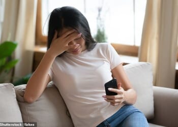 A new warning has been issued to iPhone users this week, alerting them to a scam draining people's bank accounts