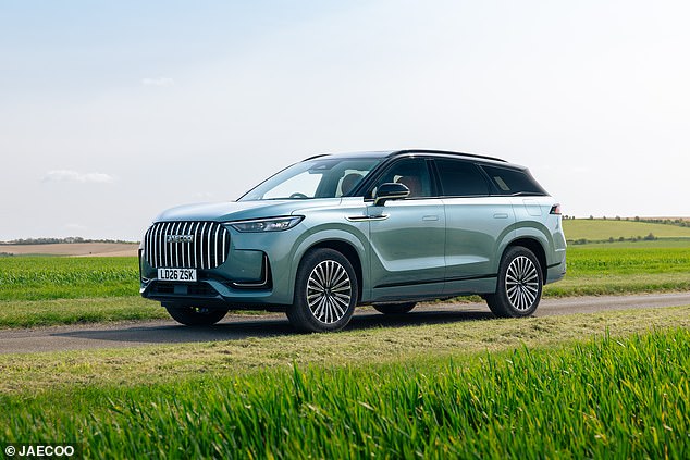It uses Jaecoo's eye-catching waterfall grill and has flowing lines, sculpted sides, a rounded front and full lightbars for added impact