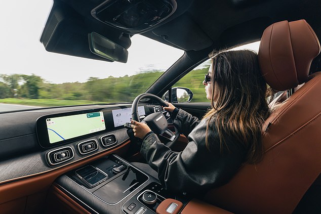 The SHS-P engine and motor produce 422bhp. It offers an 83-mile EV-only range and a total range of 700-plus miles when combined. It drives better than the Jaecoo 7 but not fantastically