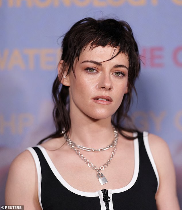 According to Daisy's expertise, 'flat-footed clients are often very grounded and people-oriented'. One example is Kristen Stewart
