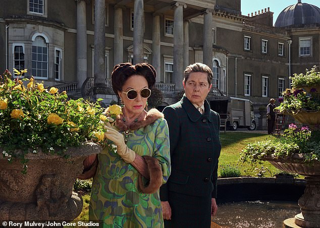 Joan Collins as Wallis Simpson and Isabella Rossellini as Suzanne Blum in The Bitter End