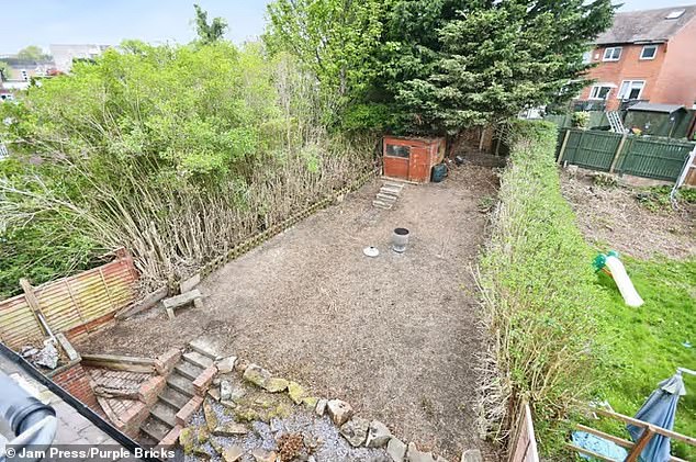 Stephen described the property as 'like a four bed house with a large deep fat fryer in the living room'