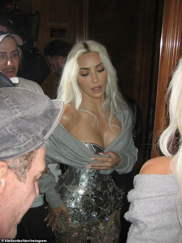 One interesting fashion choice that the A-lister made was wrapping herself in a grey knit cropped sweater